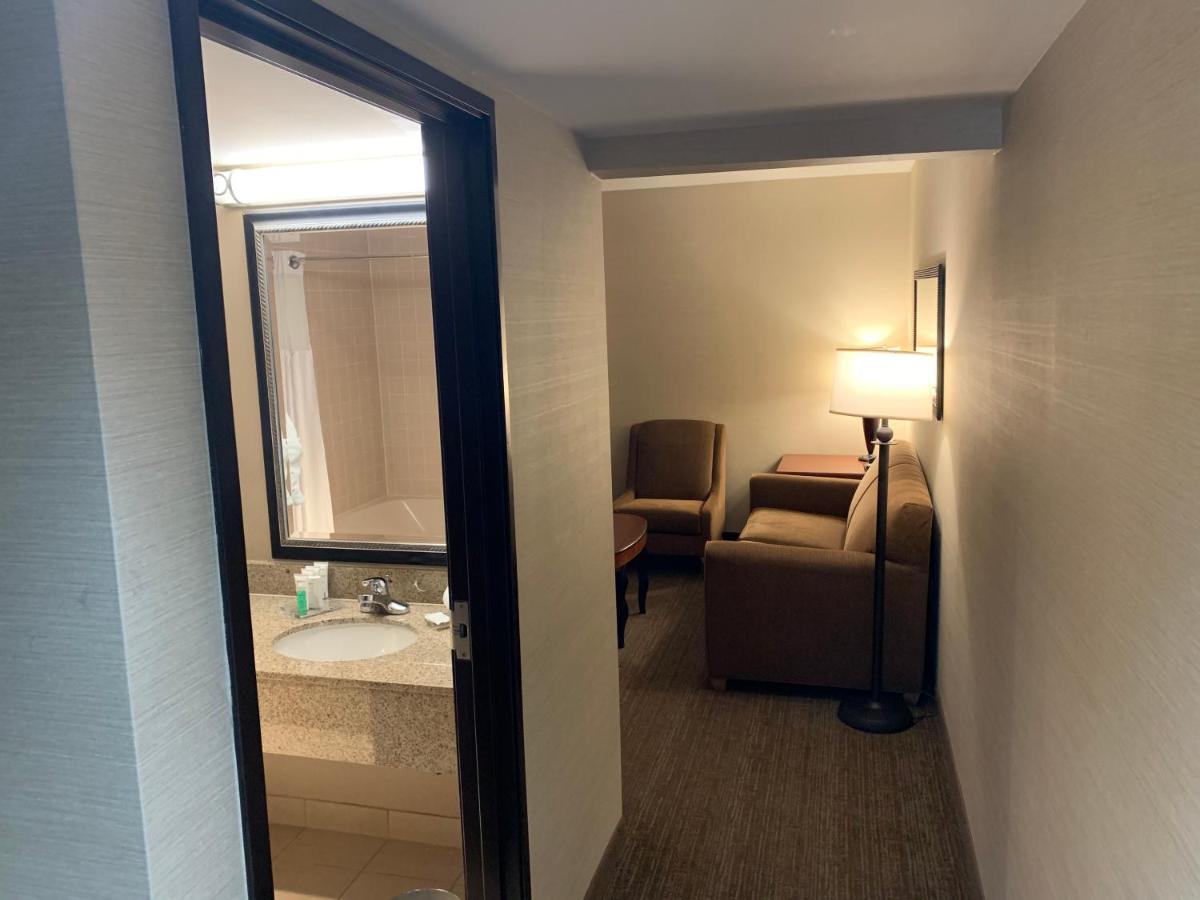 Radisson Hotel Detroit-Farmington Hills Bagian luar foto